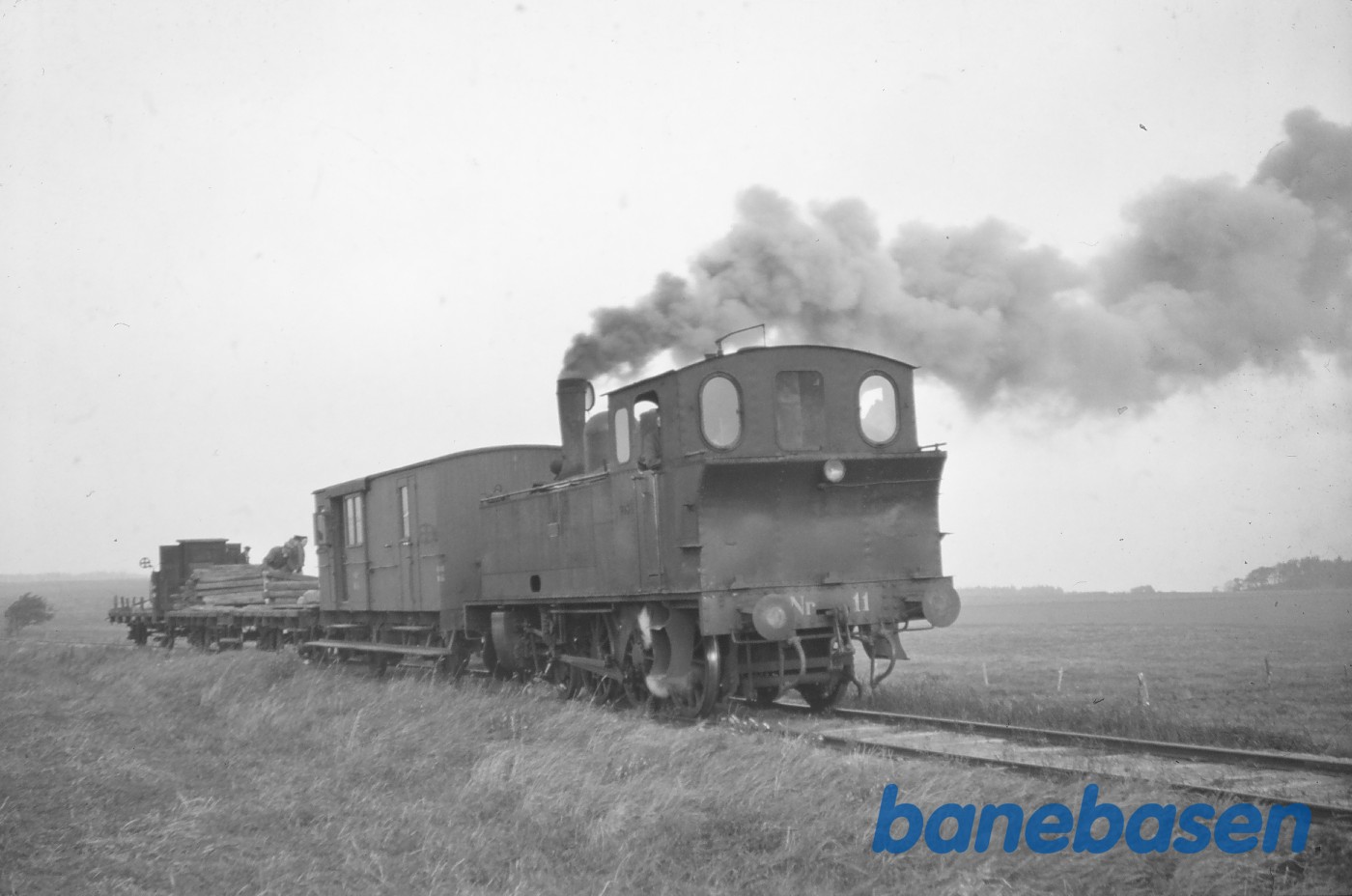 Damplokomotiv nr. 11 med arbejdstog på grusgravsporet ved Vejby Damplokomotiv nr. 11 med arbejdstog på grusgravsporet ved Vejby