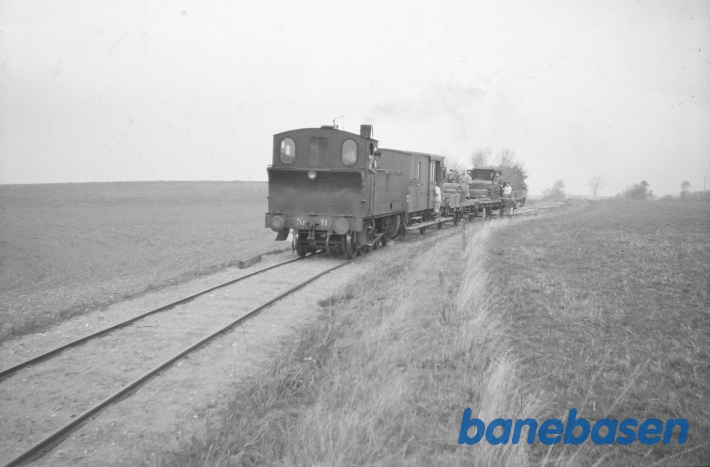 Damplokomotiv nr. 11 med arbejdstog på grusgravsporet ved Vejby Damplokomotiv nr. 11 med arbejdstog på grusgravsporet ved Vejby