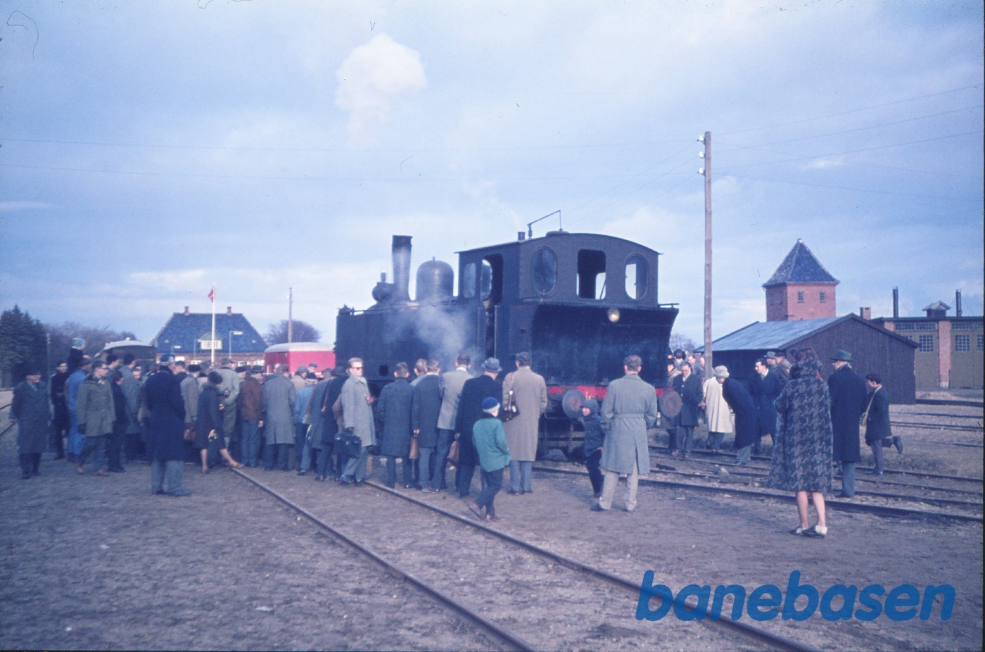 Damplokomotiv nr. 11 med udflugtstog for DJK, afsporet Damplokomotiv nr. 11 med udflugtstog for DJK, afsporet