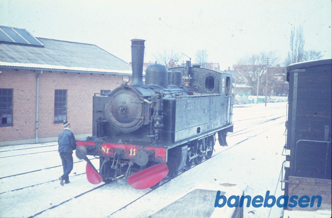 Damplokomotiv nr. 11 klargøres til transport til Maribo Damplokomotiv nr. 11 klargøres til transport til Maribo
