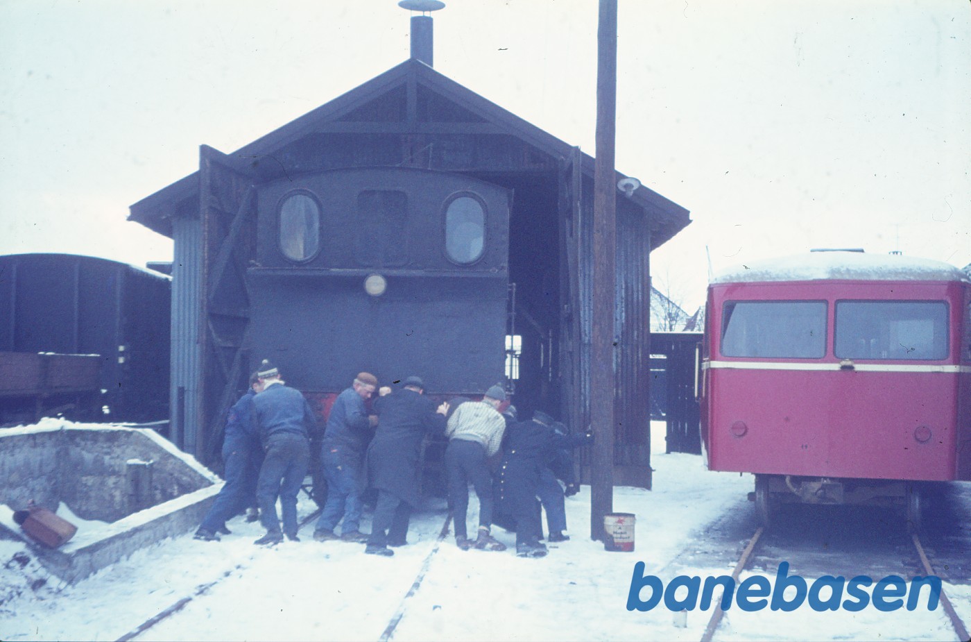GDS 11 skubbes i remise efter klargøring til kørsel til Maribo GDS 11 skubbes i remise efter klargøring til kørsel til Maribo