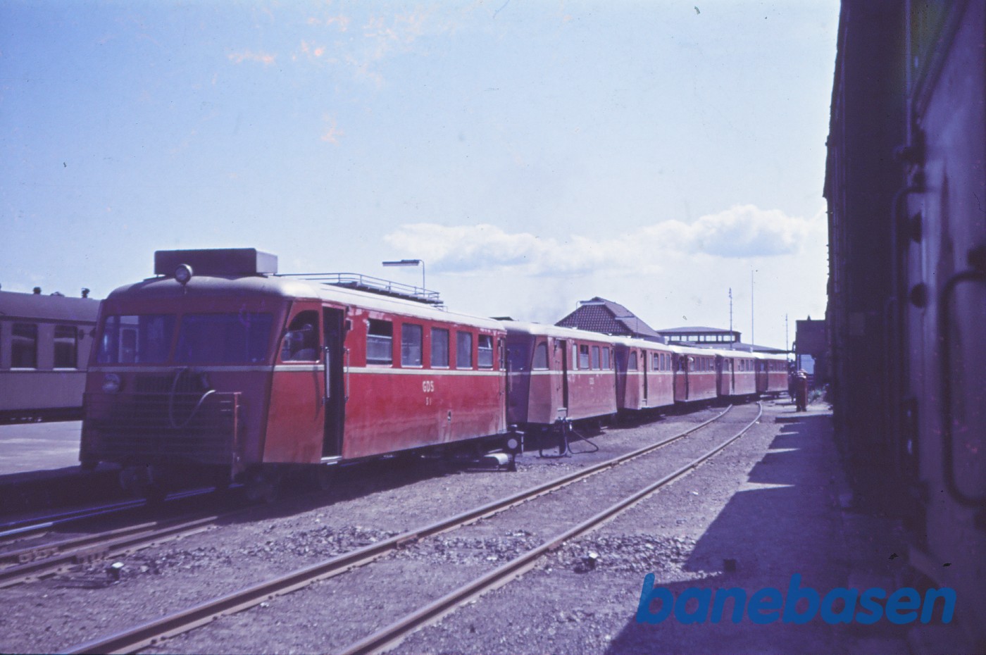 Stort skinnebustog ved perron Stort skinnebustog ved perron