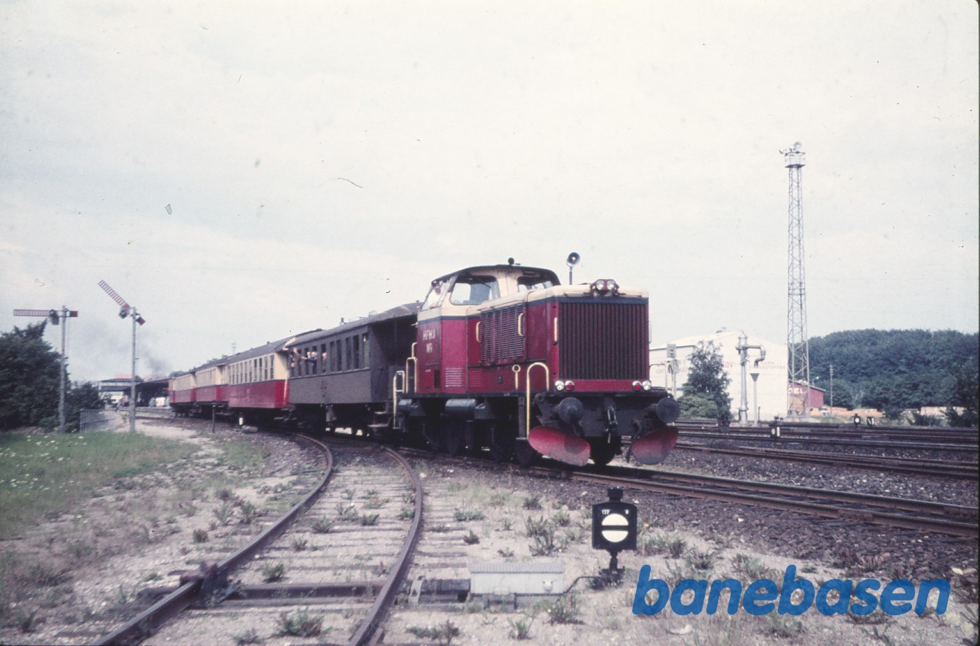 M 9 med persontog under udkørsel M 9 med persontog under udkørsel