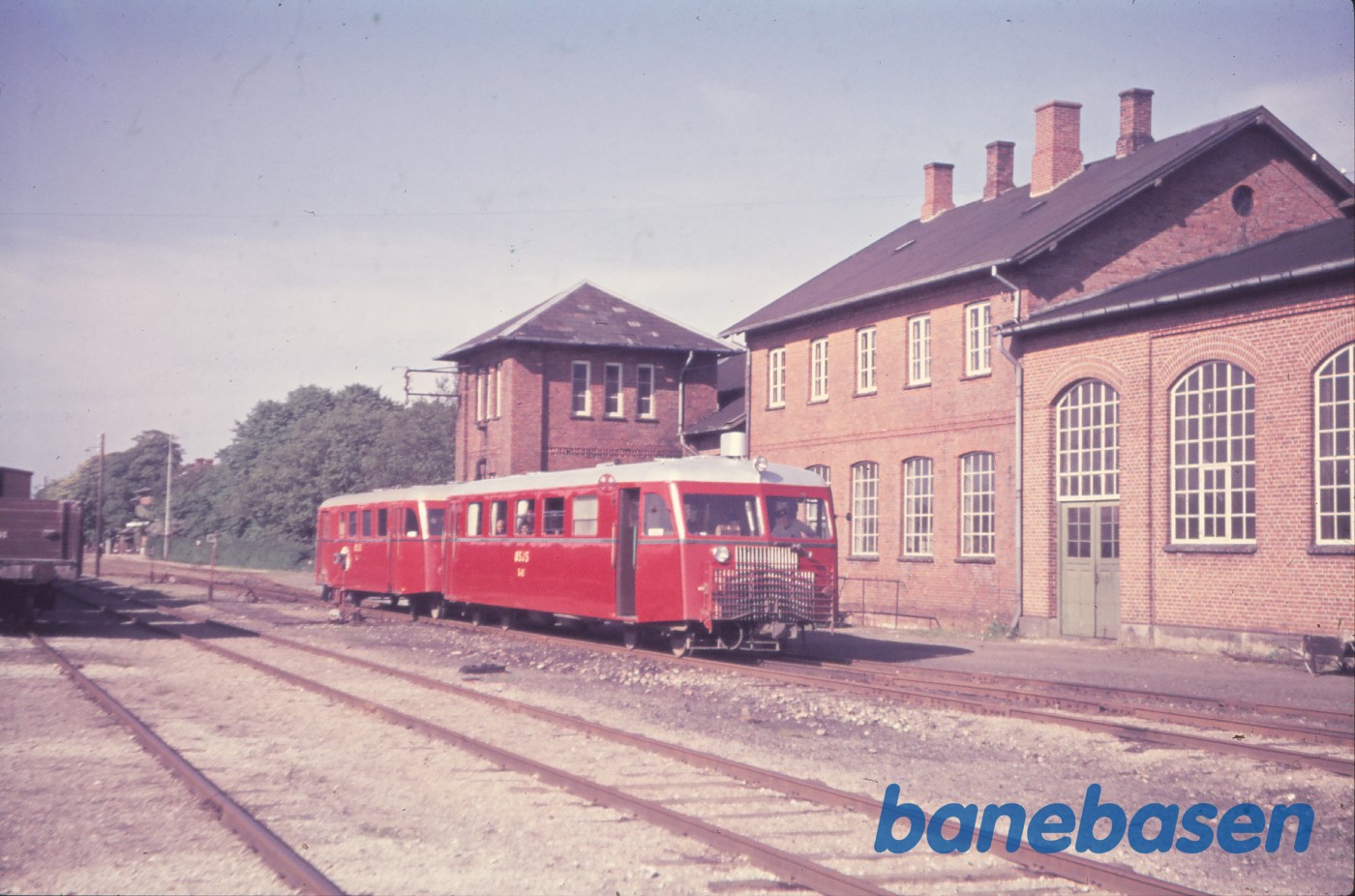 Skinnebustog ved perron Skinnebustog ved perron