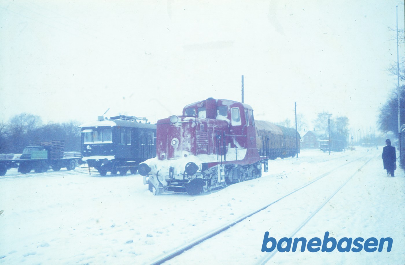 Haarlev station i kraftigt snevejr, M 8 eller 9 og Triangel-vogn Haarlev station i kraftigt snevejr, M 8 eller 9 og Triangel-vogn