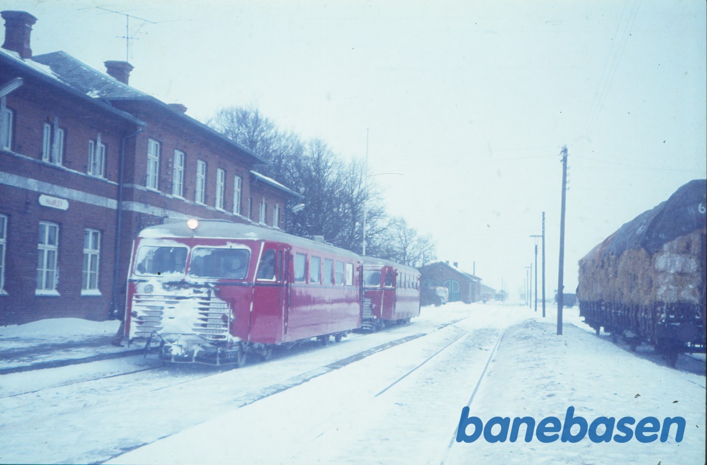 Skinnebusser ved perron Skinnebusser ved perron