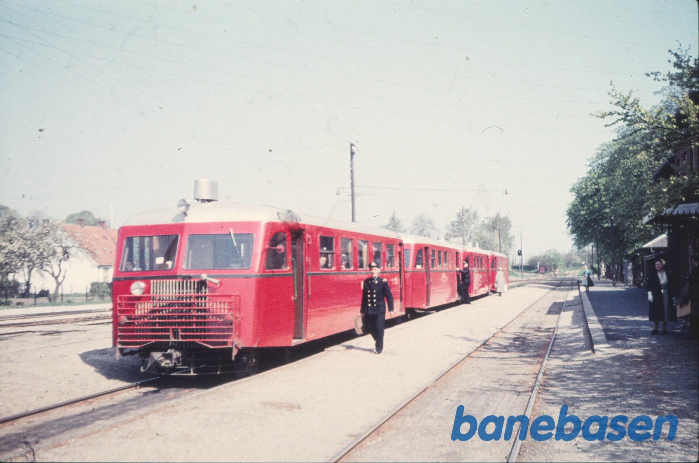 Skinnebustog ved perron Skinnebustog ved perron