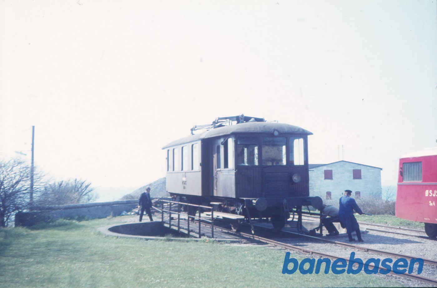 M 2 vendes på drejeskiven M 2 vendes på drejeskiven