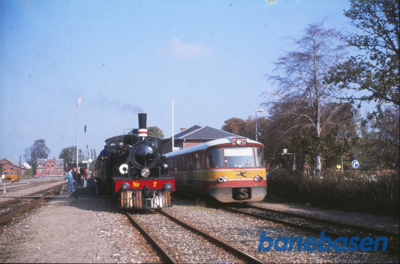 ØSJS nr. 7 med veterantog krydser Y-tog ØSJS nr. 7 med veterantog krydser Y-tog