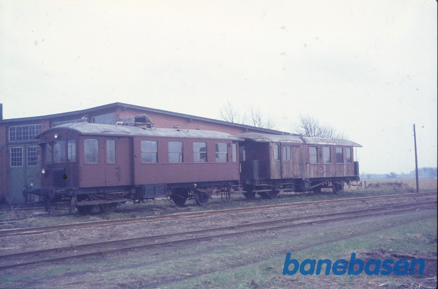 Motorvogn ex NFJ MG 7 (ej omlit.) + E 134 Motorvogn ex NFJ MG 7 (ej omlit.) + E 134