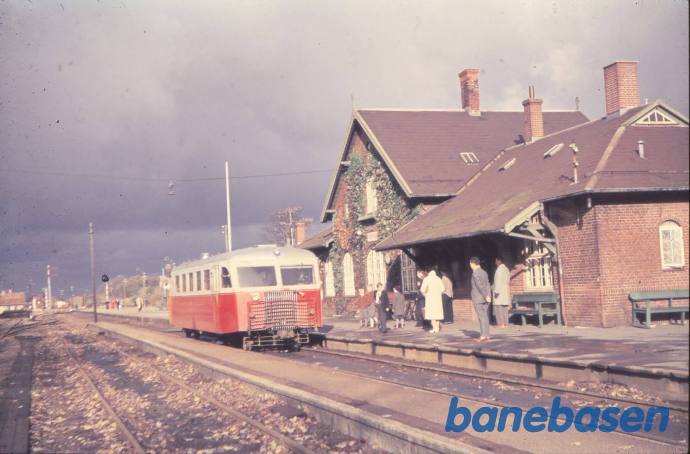Høng station med skinnebus ved perron Høng station med skinnebus ved perron