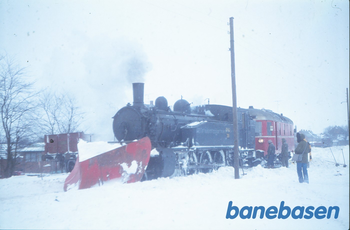 Damplokomotiv nr. 38 + diesellokomotiv nr. 39 i snevejr Damplokomotiv nr. 38 + diesellokomotiv nr. 39 i snevejr