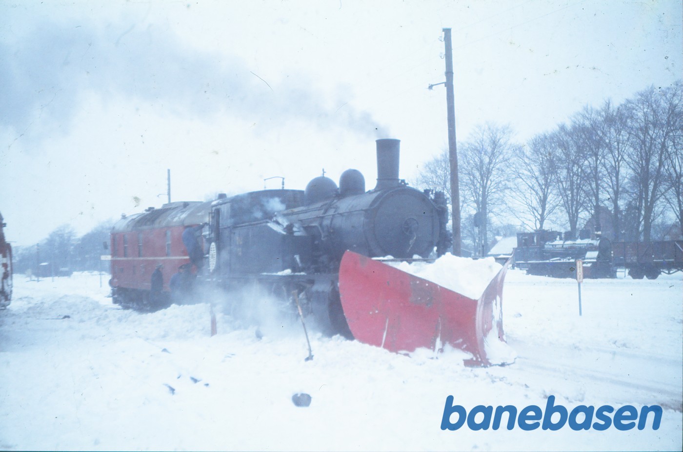 Damplokomotiv nr. 38 + diesellokomotiv nr. 39 i snevejr Damplokomotiv nr. 38 + diesellokomotiv nr. 39 i snevejr