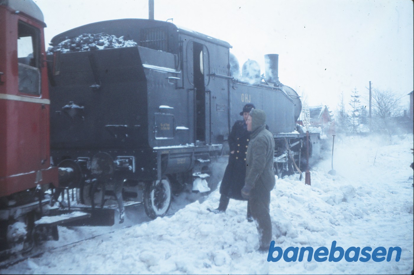 Damplokomotiv nr. 38 + diesellokomotiv nr. 39 i snevejr Damplokomotiv nr. 38 + diesellokomotiv nr. 39 i snevejr