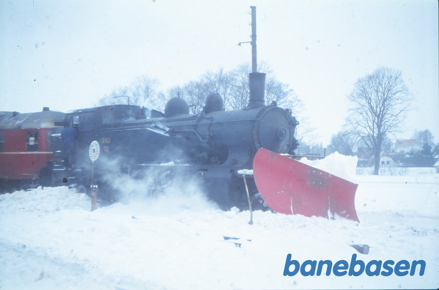 Damplokomotiv nr. 38 + diesellokomotiv nr. 39 i snevejr Damplokomotiv nr. 38 + diesellokomotiv nr. 39 i snevejr