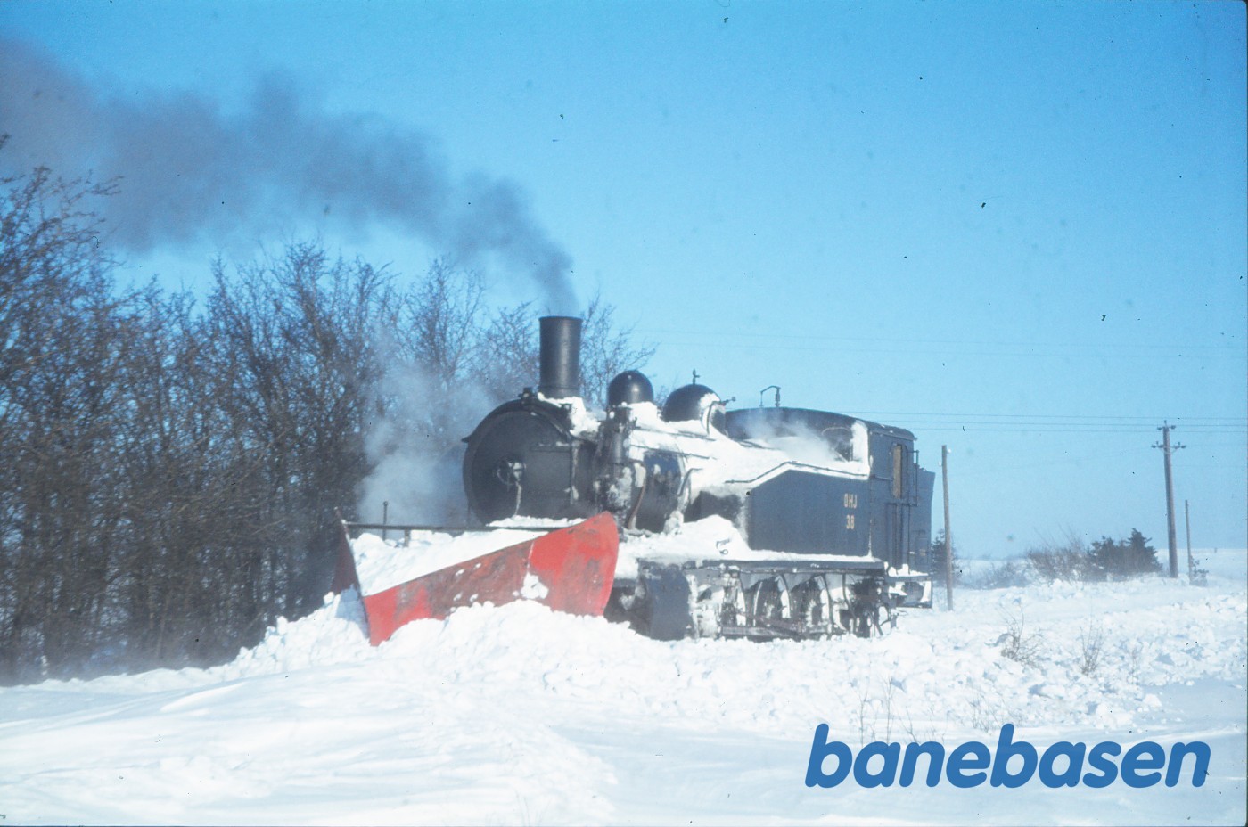 Damploko 38 under snerydning et par kilometer udenfor Tølløse, hvor et Y-tog var kørt fast i snedriverne 2 dage tidligere Damploko 38 under snerydning et par kilometer udenfor Tølløse, hvor et Y-tog var kørt fast i snedriverne 2 dage tidligere