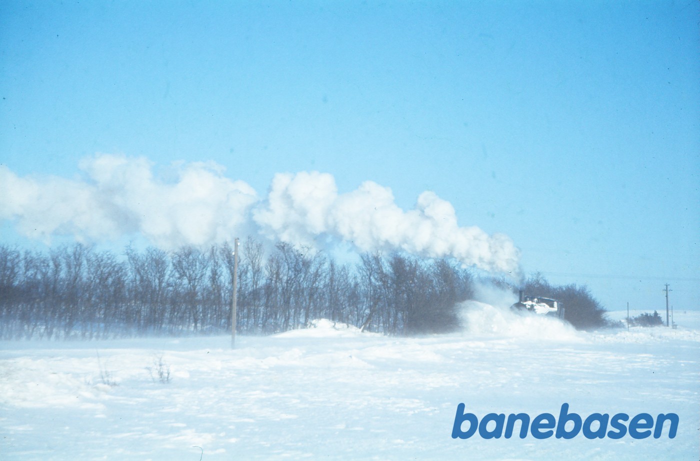 Damploko 38 under snerydning et par kilometer udenfor Tølløse, hvor et Y-tog var kørt fast i snedriverne 2 dage tidligere Damploko 38 under snerydning et par kilometer udenfor Tølløse, hvor et Y-tog var kørt fast i snedriverne 2 dage tidligere