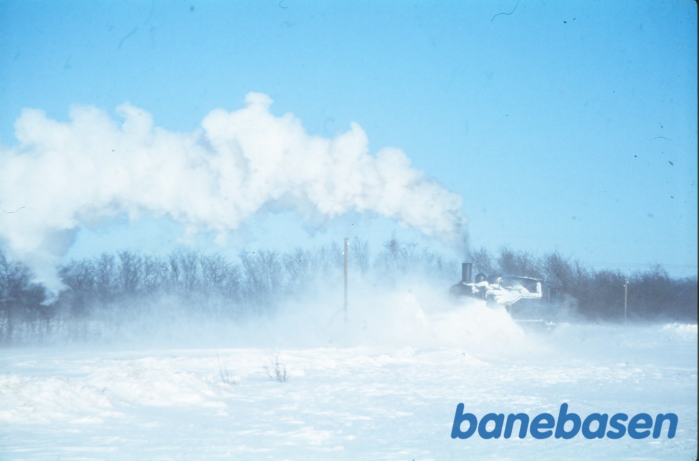 Damploko 38 under snerydning et par kilometer udenfor Tølløse, hvor et Y-tog var kørt fast i snedriverne 2 dage tidligere Damploko 38 under snerydning et par kilometer udenfor Tølløse, hvor et Y-tog var kørt fast i snedriverne 2 dage tidligere