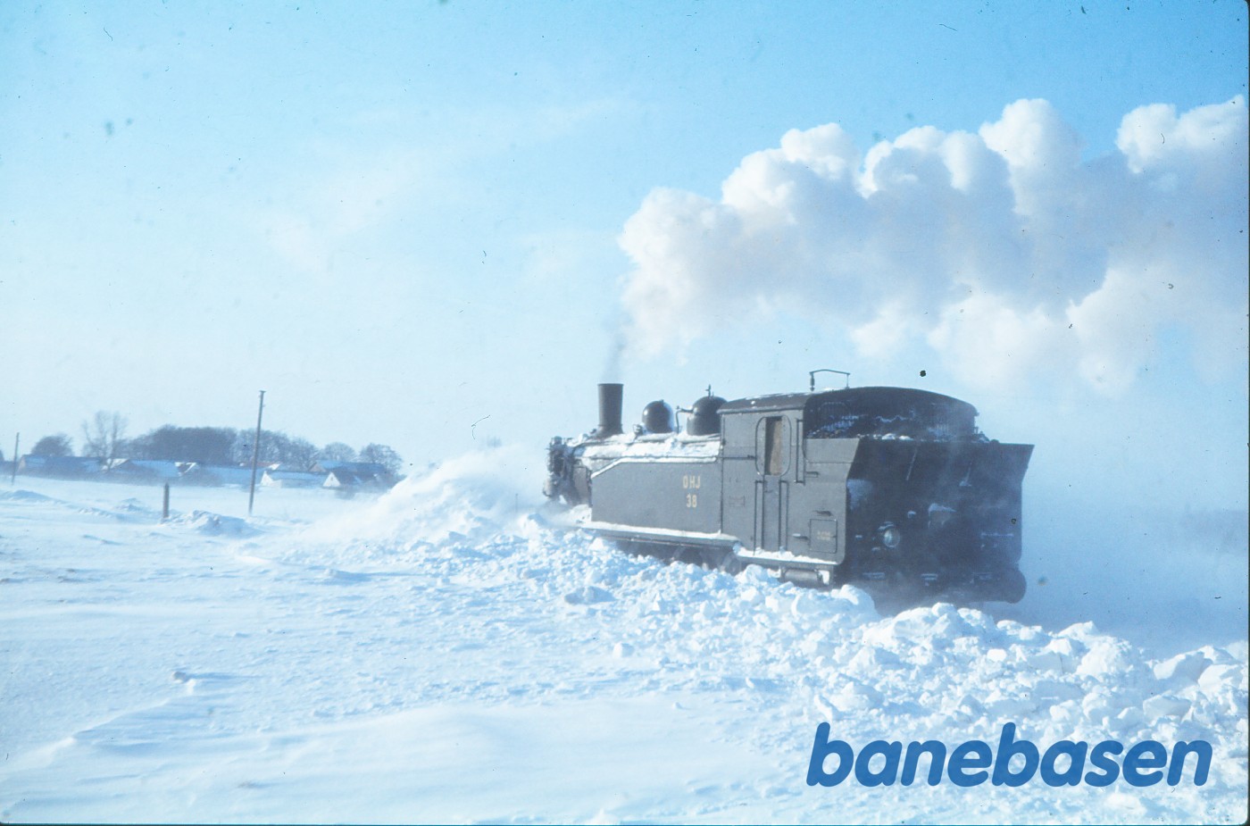 Damploko 38 under snerydning et par kilometer udenfor Tølløse, hvor et Y-tog var kørt fast i snedriverne 2 dage tidligere Damploko 38 under snerydning et par kilometer udenfor Tølløse, hvor et Y-tog var kørt fast i snedriverne 2 dage tidligere