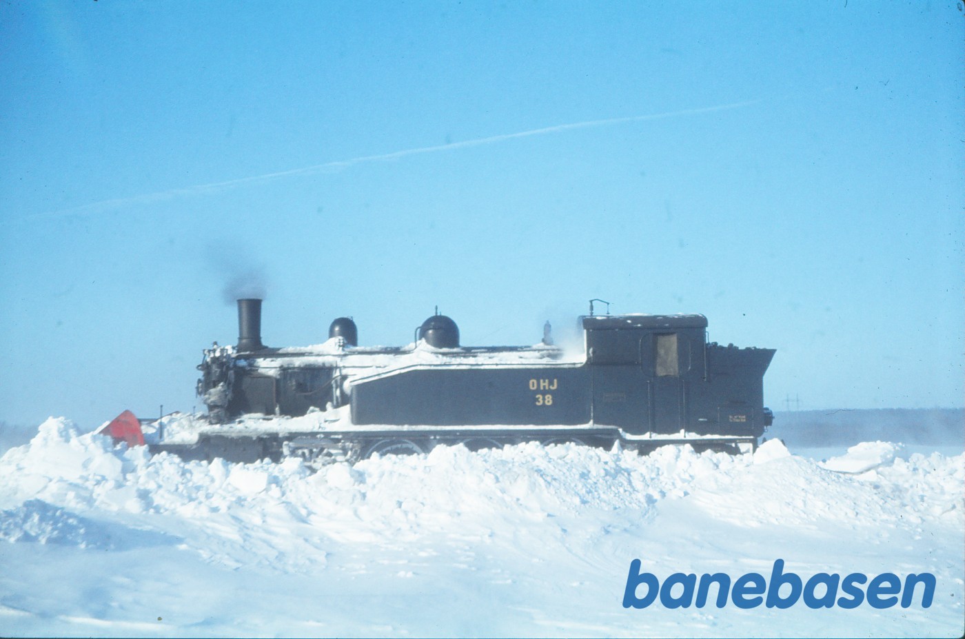 Damploko 38 under snerydning et par kilometer udenfor Tølløse, hvor et Y-tog var kørt fast i snedriverne 2 dage tidligere Damploko 38 under snerydning et par kilometer udenfor Tølløse, hvor et Y-tog var kørt fast i snedriverne 2 dage tidligere