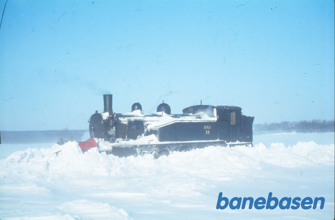 Damploko 38 under snerydning et par kilometer udenfor Tølløse, hvor et Y-tog var kørt fast i snedriverne 2 dage tidligere Damploko 38 under snerydning et par kilometer udenfor Tølløse, hvor et Y-tog var kørt fast i snedriverne 2 dage tidligere