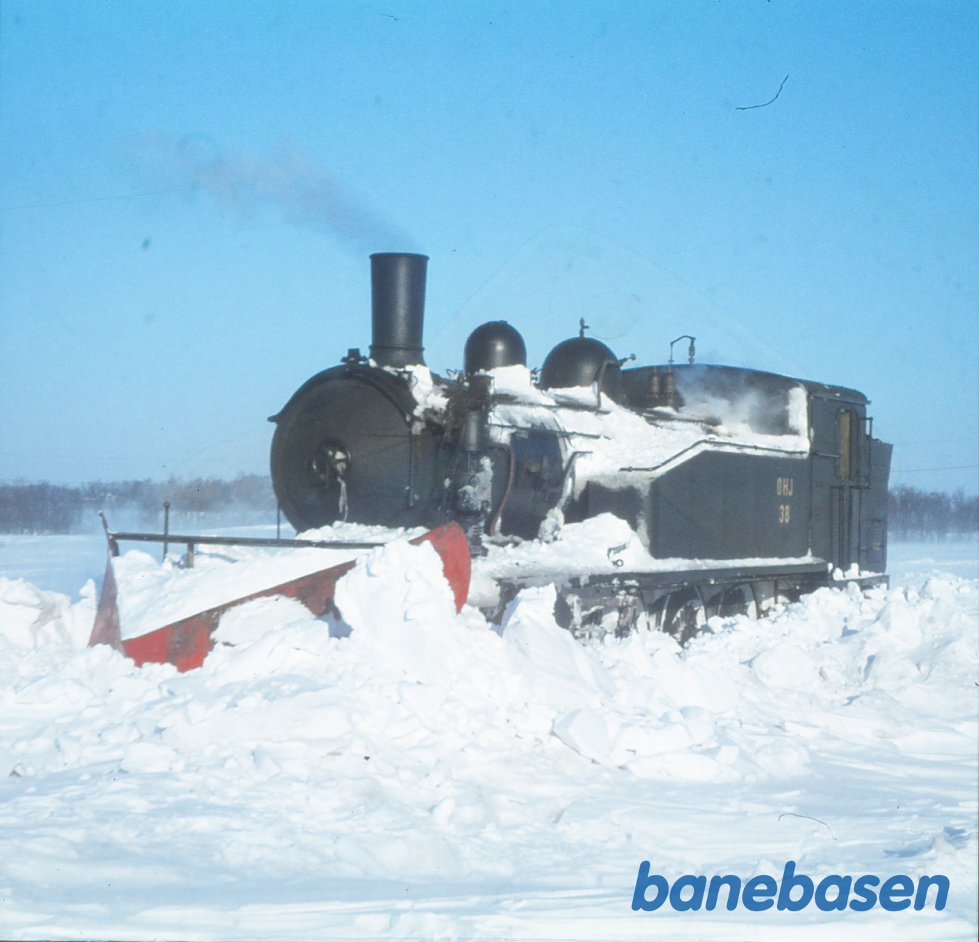 Damploko 38 under snerydning et par kilometer udenfor Tølløse, hvor et Y-tog var kørt fast i snedriverne 2 dage tidligere Damploko 38 under snerydning et par kilometer udenfor Tølløse, hvor et Y-tog var kørt fast i snedriverne 2 dage tidligere