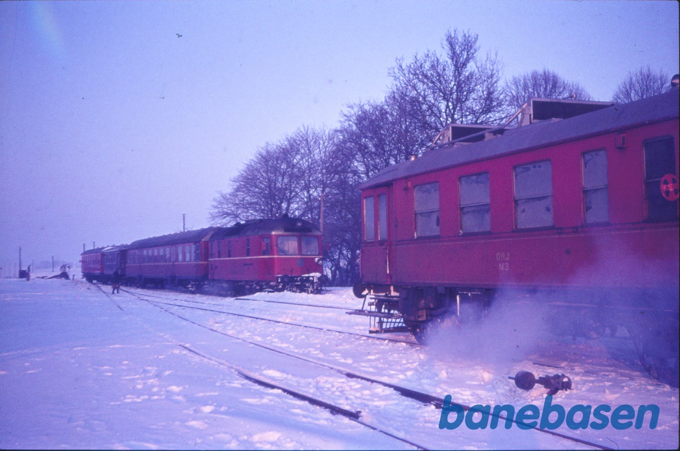 Diesellokomotiv nr. 24 med persontog krydser med M 3 Diesellokomotiv nr. 24 med persontog krydser med M 3