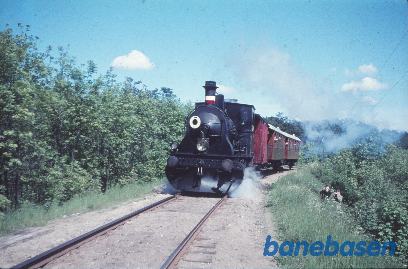 Damplokomotiv nr. 3 med udflugtstog for DJK ved indkørsel til Nyk.F. Damplokomotiv nr. 3 med udflugtstog for DJK ved indkørsel til Nyk.F.