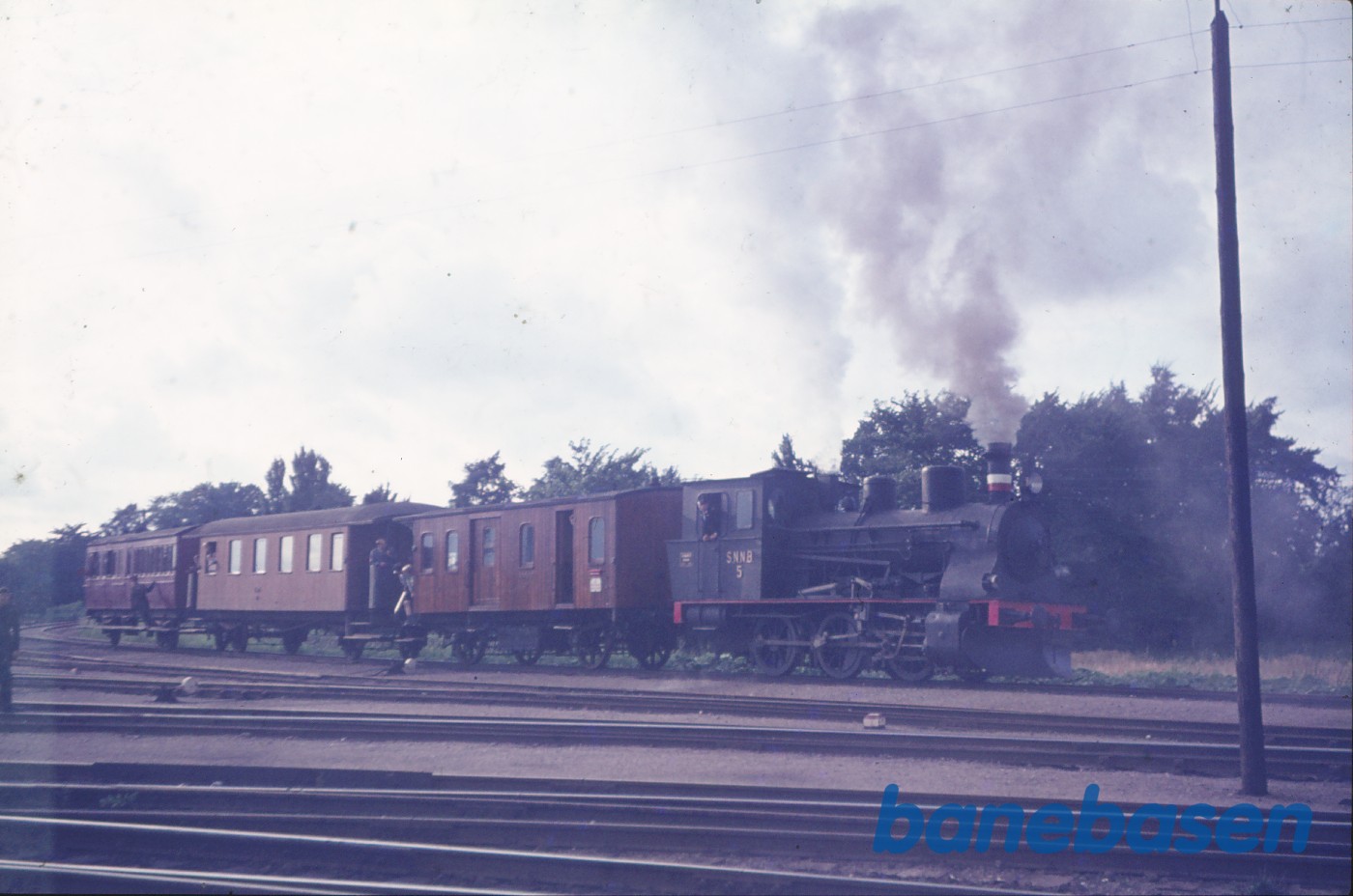SNNB nr. 5 (udlånt til DJK) med tog på museumsbanen SNNB nr. 5 (udlånt til DJK) med tog på museumsbanen
