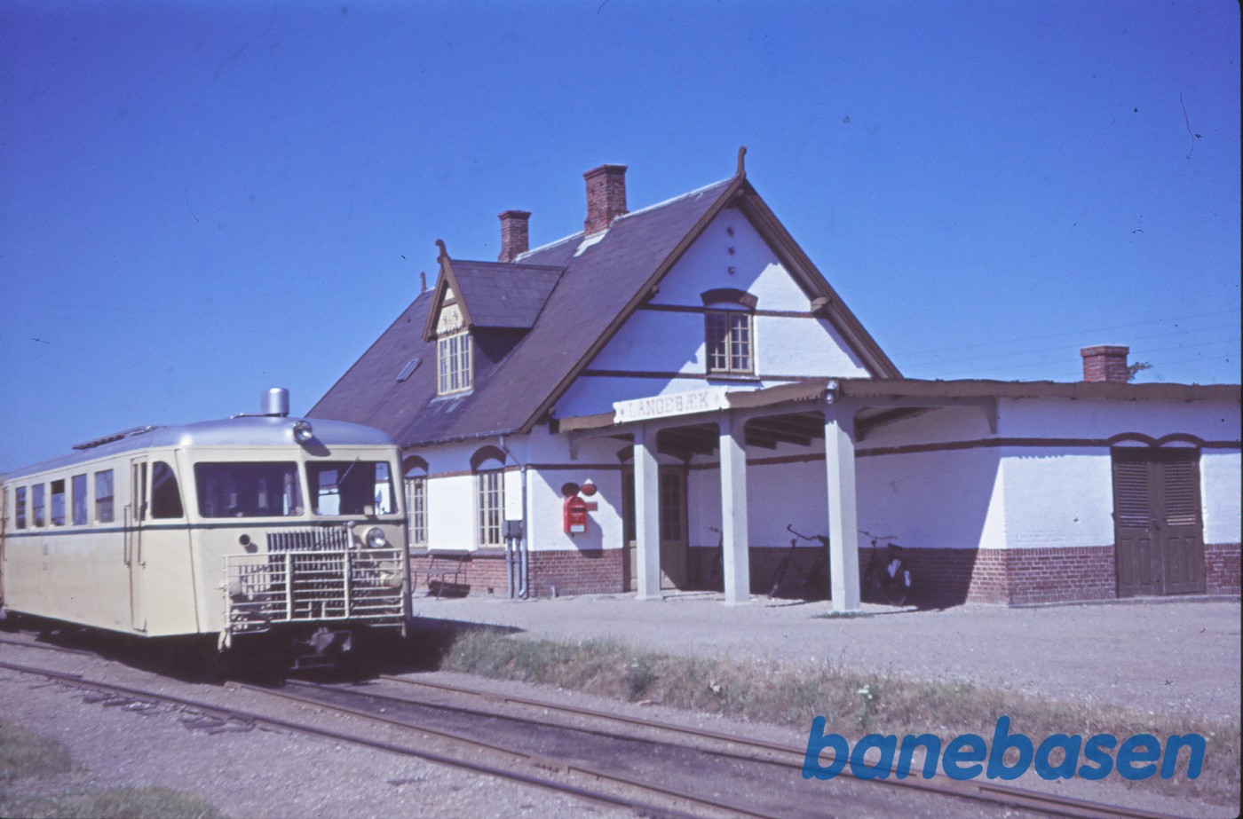 Langebæk station med SM 3 ved perron Langebæk station med SM 3 ved perron