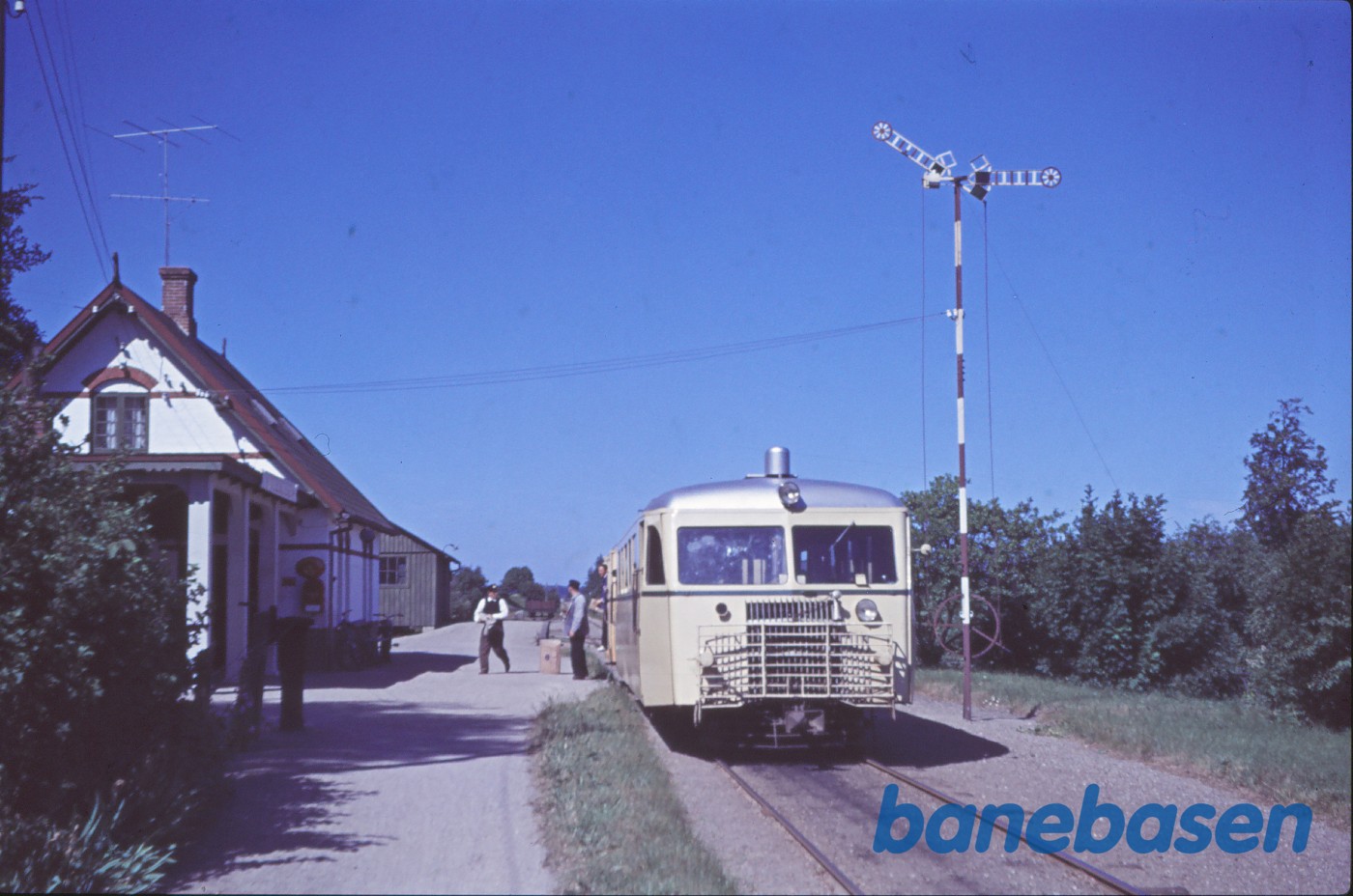 Viemose station med SM 3 ved perron Viemose station med SM 3 ved perron
