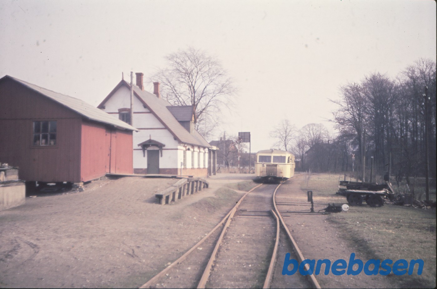 Nyråd station med SM 4 ved perron Nyråd station med SM 4 ved perron