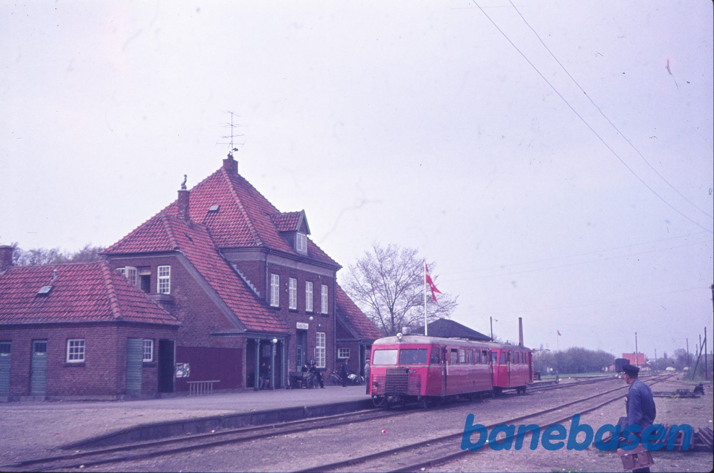 Skinnebustog ved perron Skinnebustog ved perron