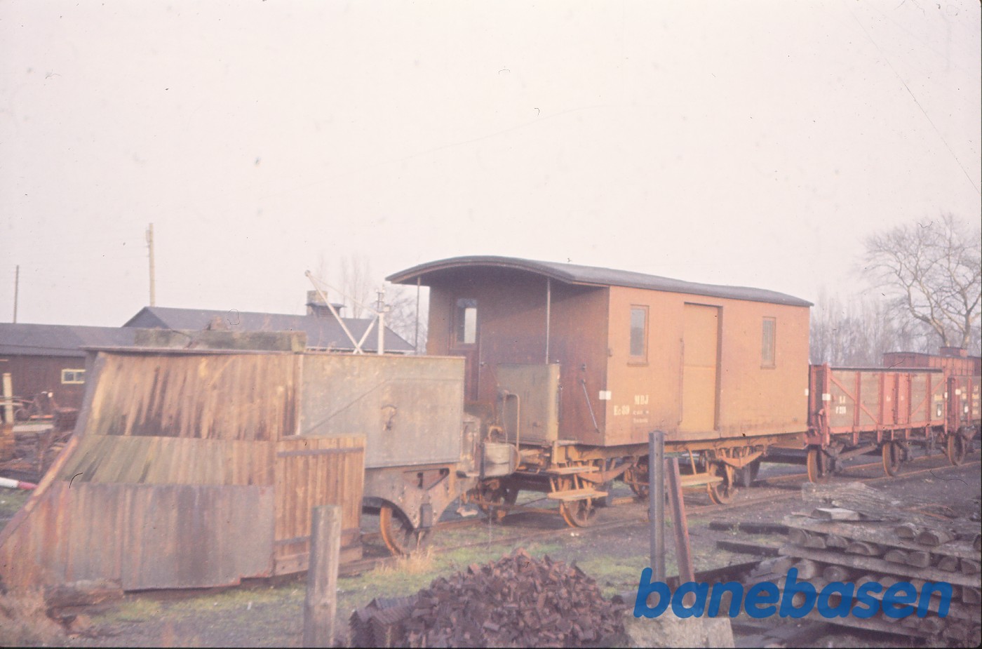 Sneplov "Strygejernet" + MBJ EC 89 + åbne godsvogne Sneplov "Strygejernet" + MBJ EC 89 + åbne godsvogne