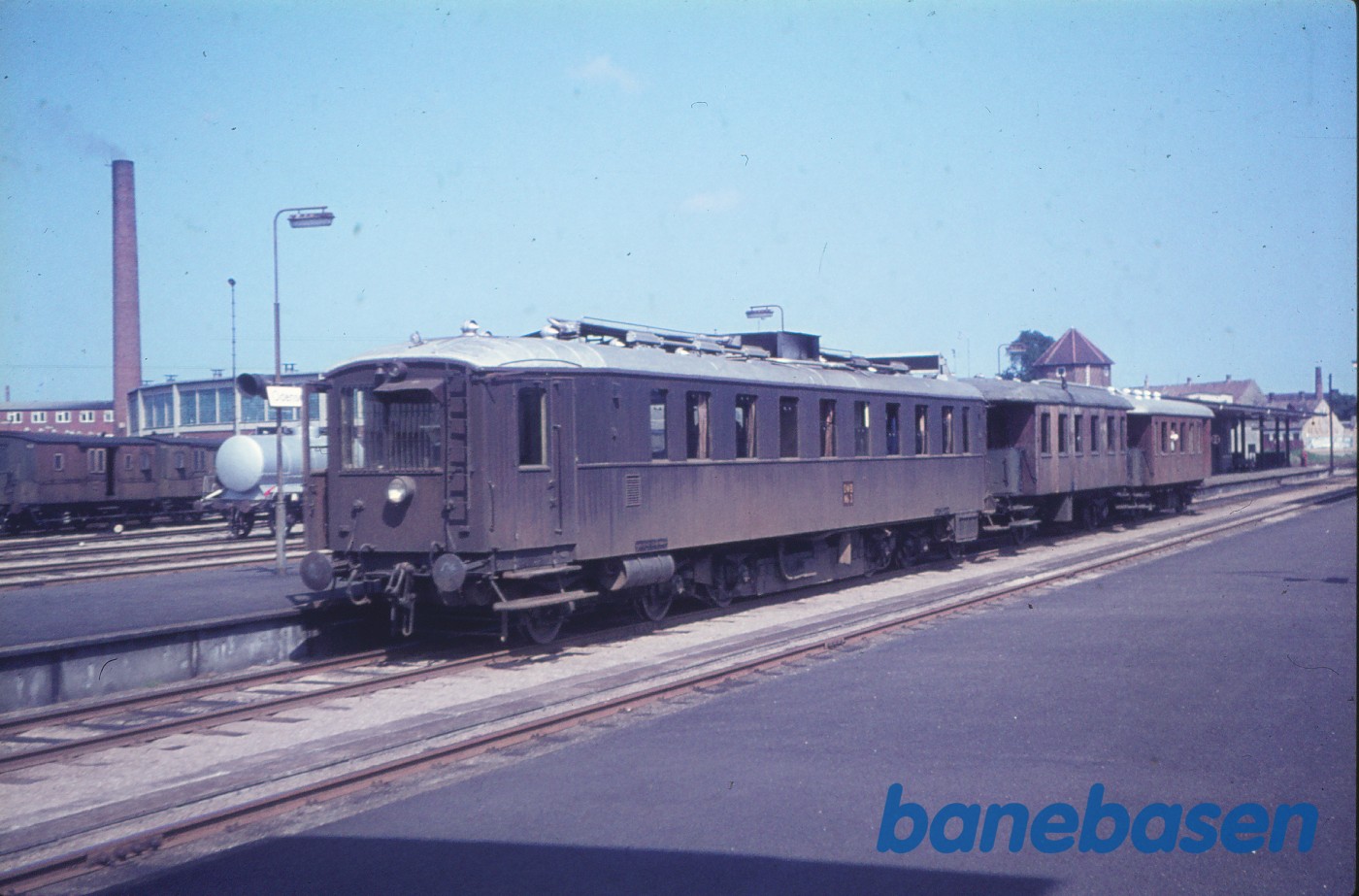 MD 3 + personvogn ved perron MD 3 + personvogn ved perron