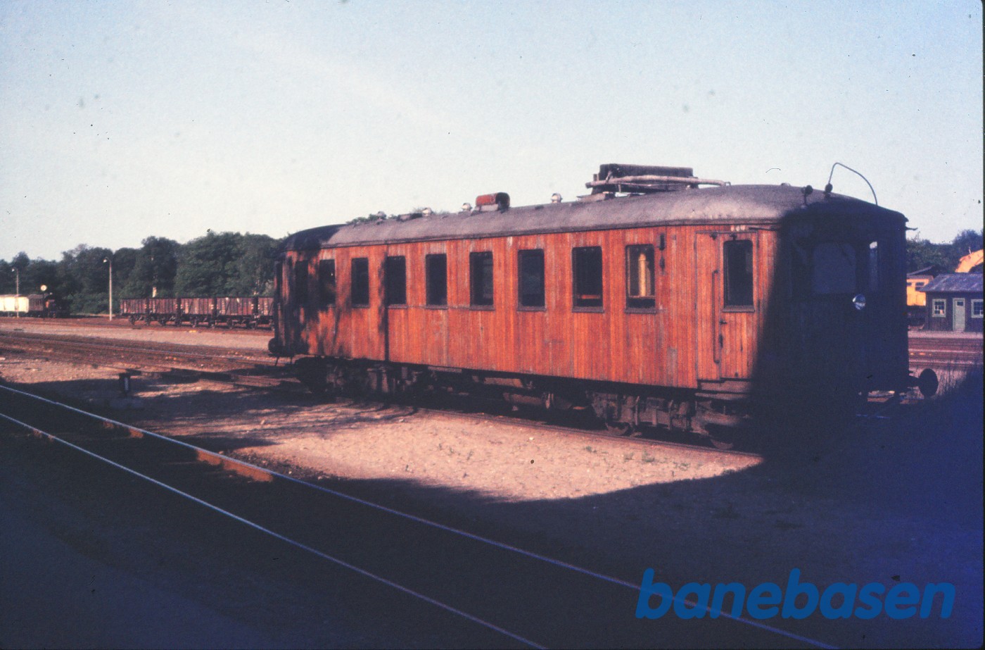 Billedet viser efter vores bedste overbevisning ScandiaKieler- motorvognen RHJ M 4, mens den henstod nord for perron i Langå ca. 1970 Billedet viser efter vores bedste overbevisning ScandiaKieler- motorvognen RHJ M 4, mens den henstod nord for perron i Langå ca. 1970