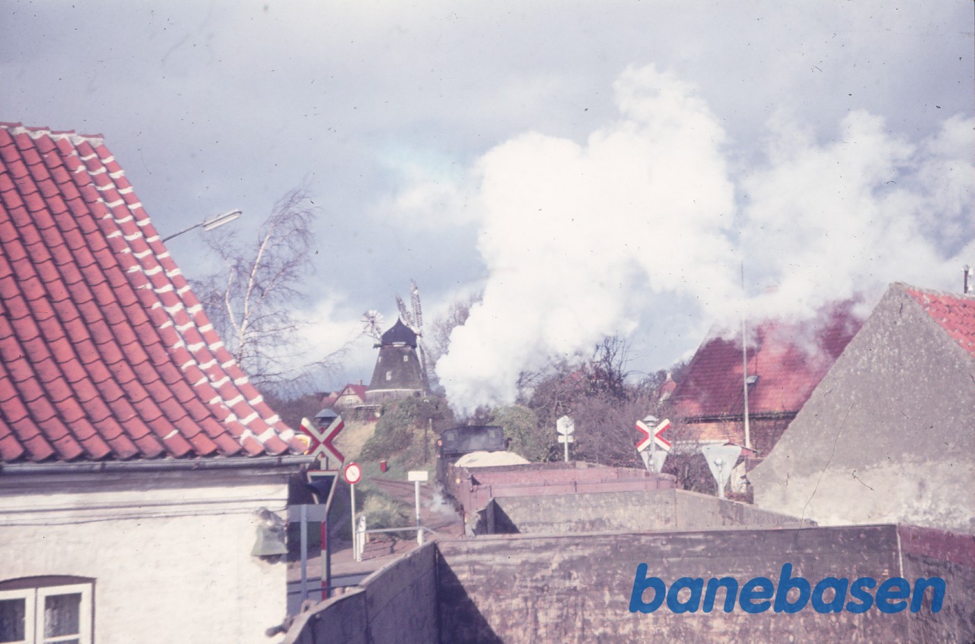 Vue fra togførervogn hen over roetog under udkørsel mod Martofte Vue fra togførervogn hen over roetog under udkørsel mod Martofte