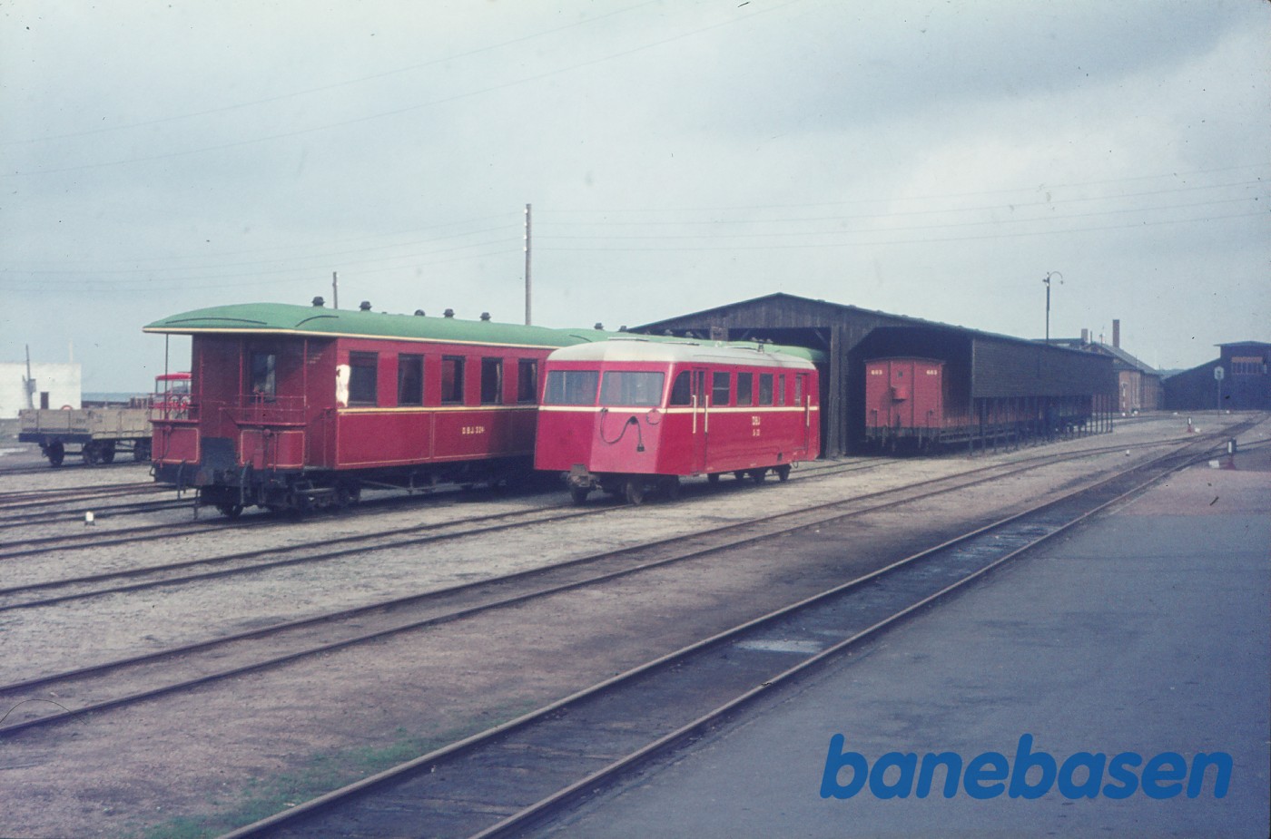 Skinnebus-bivogn SP 32 og personvogn 324 Skinnebus-bivogn SP 32 og personvogn 324