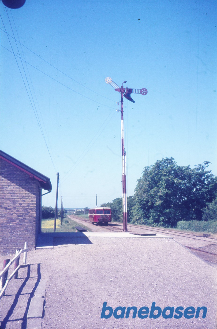Gistrup station, TKVJ SM 8 (tilh. RHJ) under indkørsel Gistrup station, TKVJ SM 8 (tilh. RHJ) under indkørsel