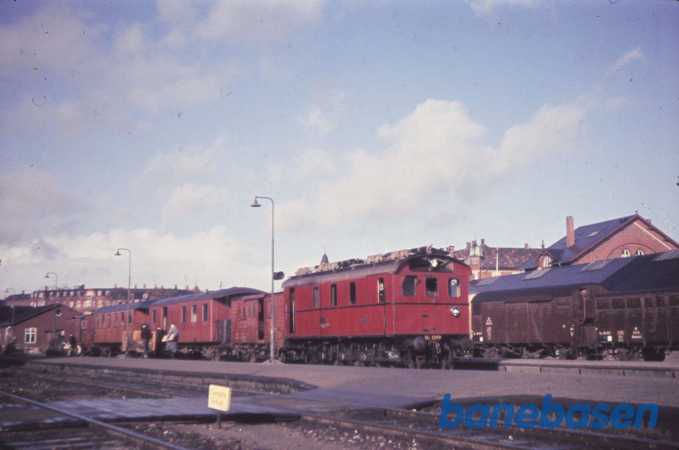 ML 1209 med persontog ML 1209 med persontog