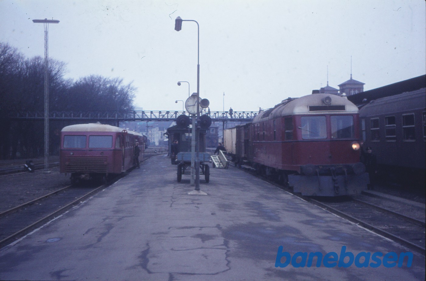 ML 5206 med godstog, tv. skinnebustog ML 5206 med godstog, tv. skinnebustog