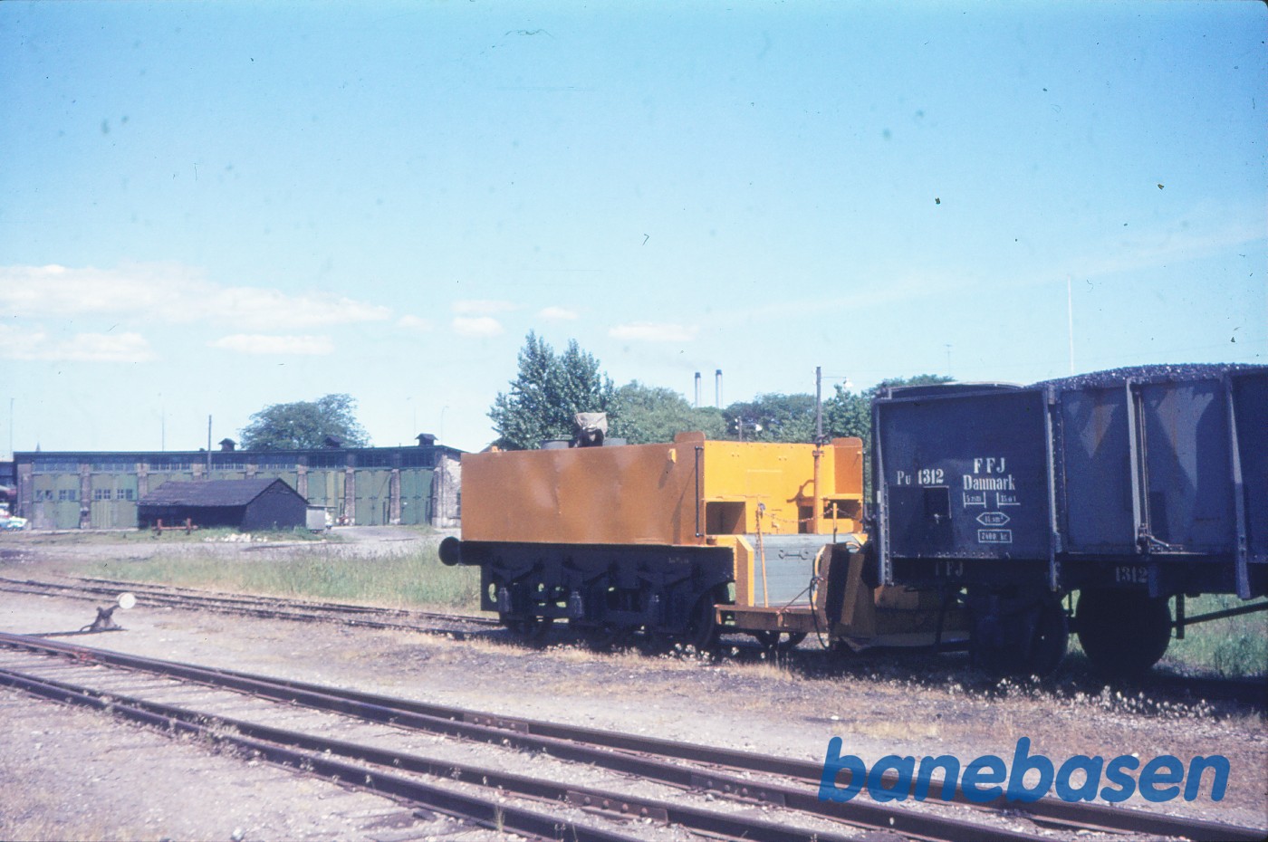 Gulmalet sprøjtevogn (tender fra FFJ 31) Gulmalet sprøjtevogn (tender fra FFJ 31)