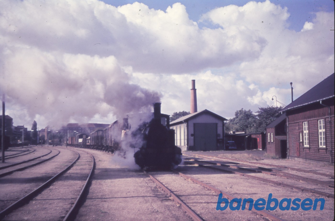 Damplokomotiv nr. 6 rangerer med godsvogne Damplokomotiv nr. 6 rangerer med godsvogne