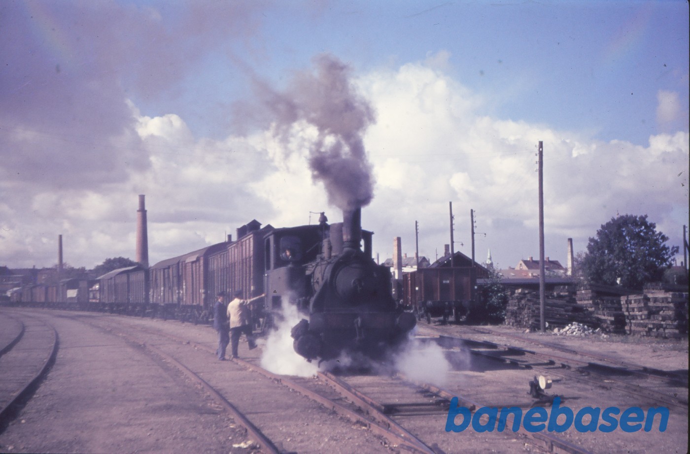 Damplokomotiv nr. 6 rangerer med godsvogne Damplokomotiv nr. 6 rangerer med godsvogne