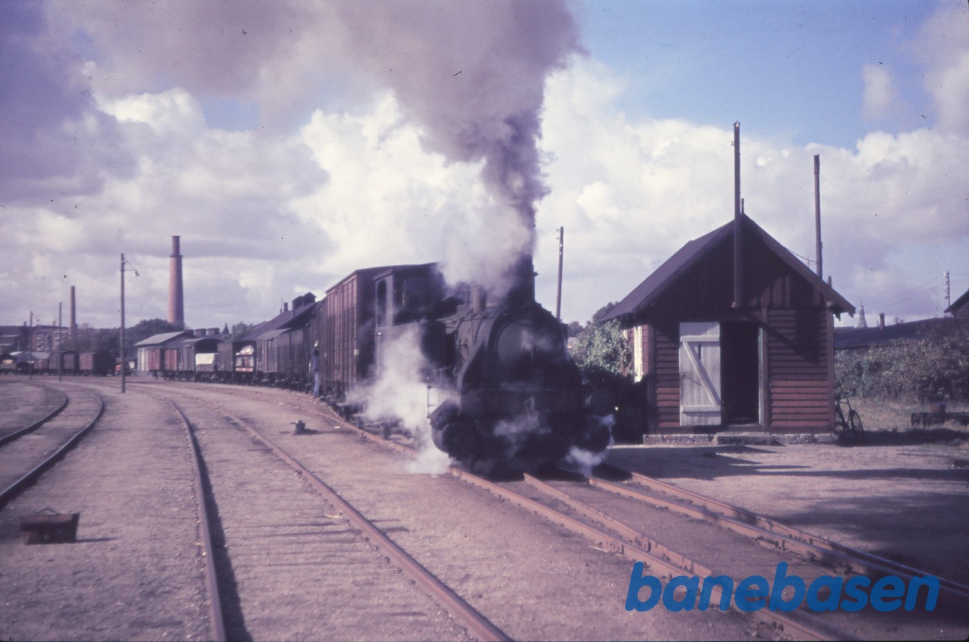 Damplokomotiv nr. 6 rangerer med godsvogne Damplokomotiv nr. 6 rangerer med godsvogne