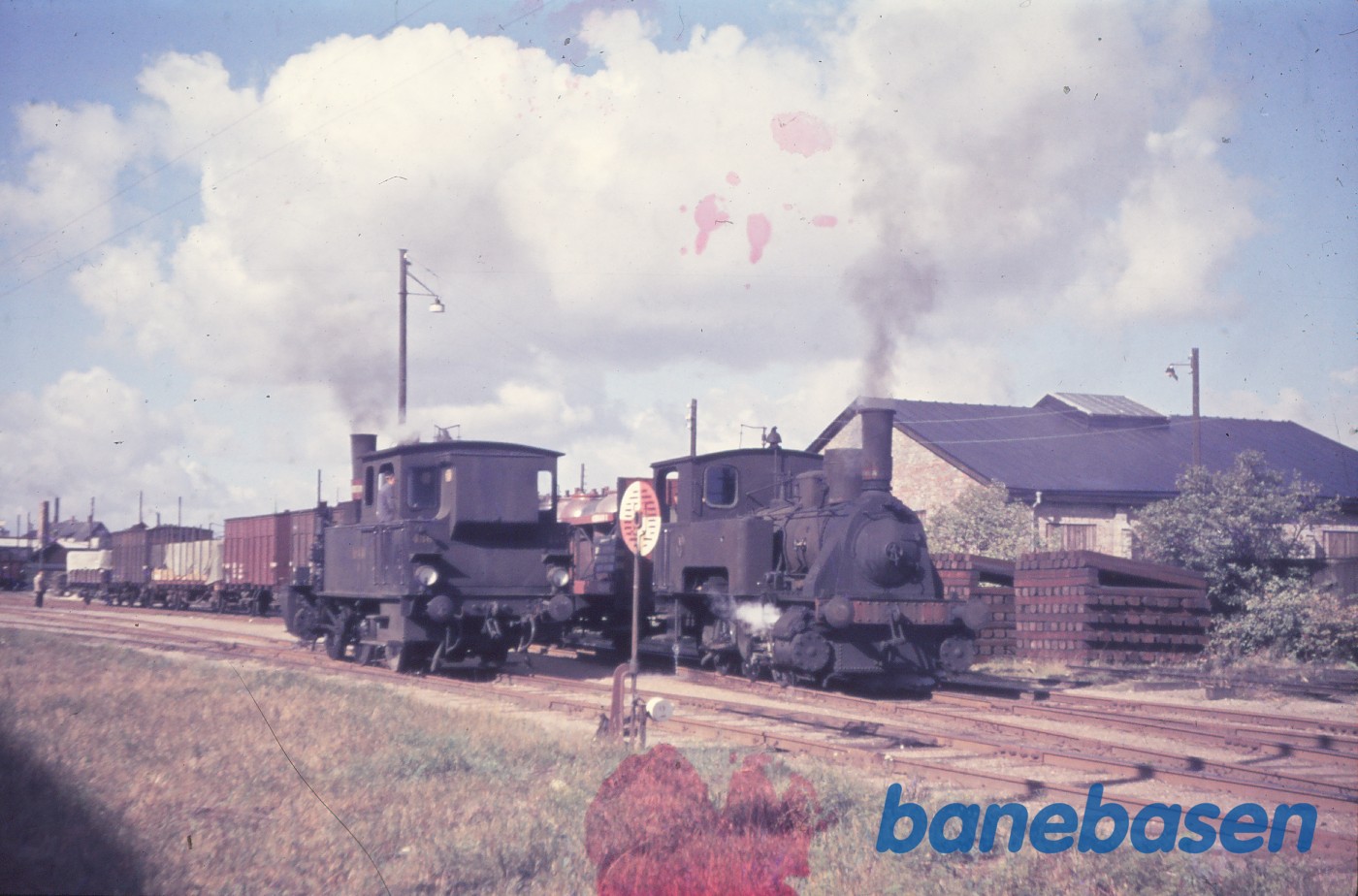 AB 6 rangerer med godsvogne, F 486 holder pause AB 6 rangerer med godsvogne, F 486 holder pause