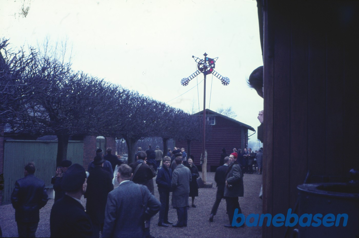 Menneske-mylder på perron i forbindelse med udflugtstog Menneske-mylder på perron i forbindelse med udflugtstog