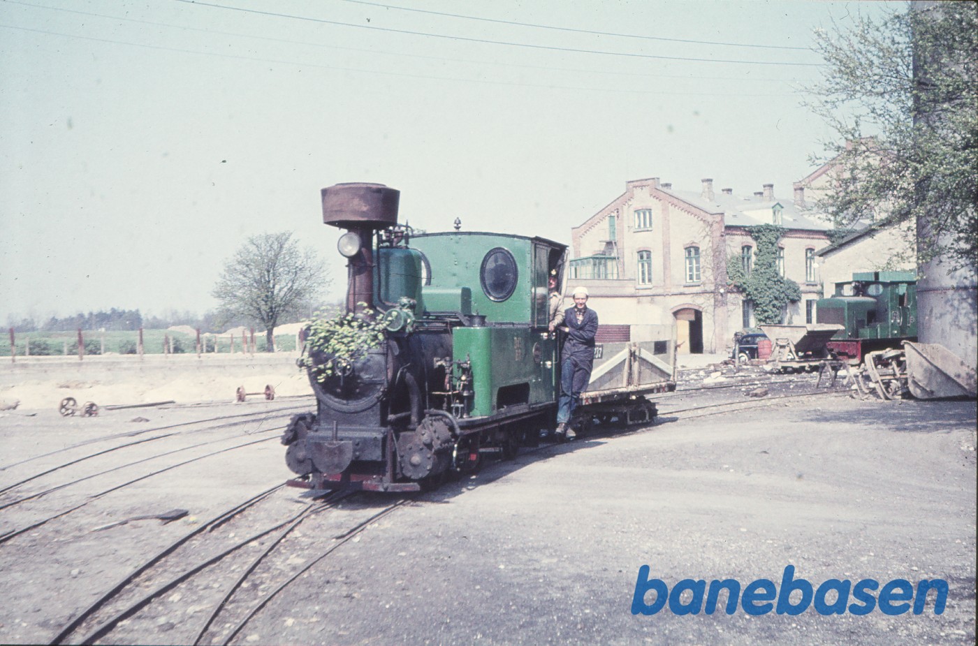 Damplokomotiv B 3 + roevogn 3737, købt af Jørgen Hammer og kørt fra Holeby til Sakskøbing Damplokomotiv B 3 + roevogn 3737, købt af Jørgen Hammer og kørt fra Holeby til Sakskøbing