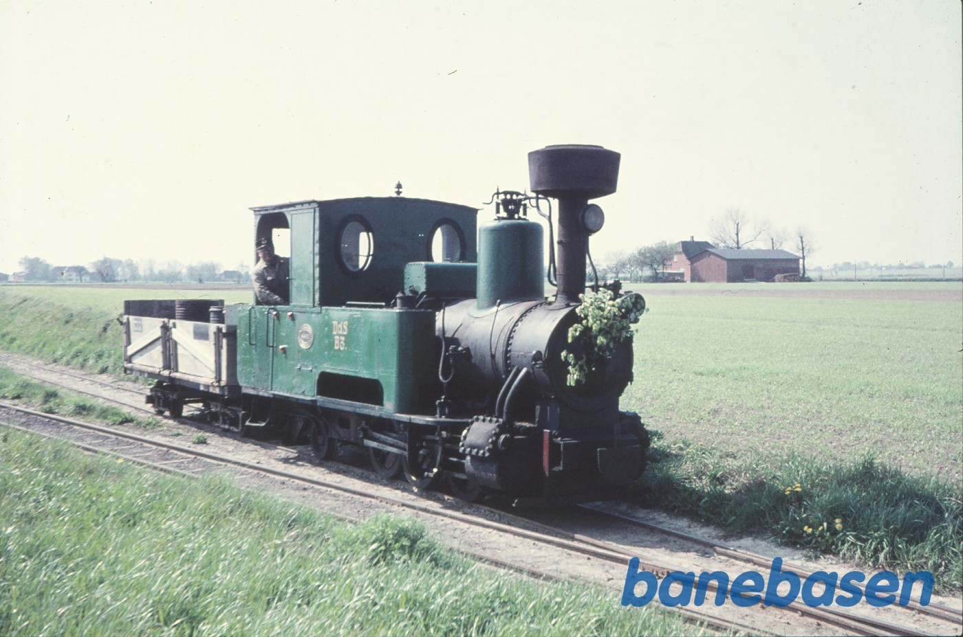 Damplokomotiv B 3 + roevogn 3737, købt af Jørgen Hammer og kørt fra Holeby til Sakskøbing Damplokomotiv B 3 + roevogn 3737, købt af Jørgen Hammer og kørt fra Holeby til Sakskøbing