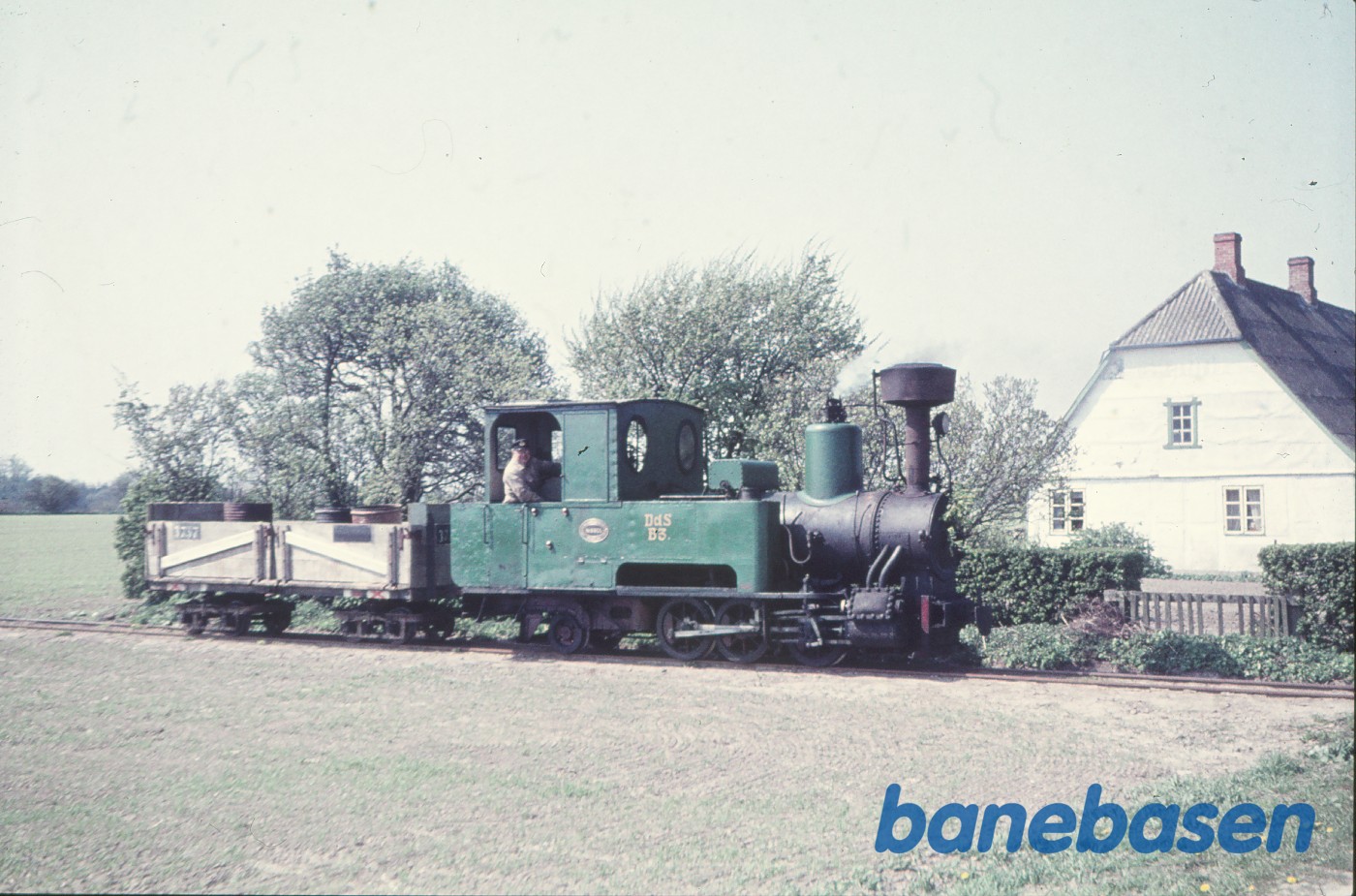 Damplokomotiv B 3 + roevogn 3737, købt af Jørgen Hammer og kørt fra Holeby til Sakskøbing Damplokomotiv B 3 + roevogn 3737, købt af Jørgen Hammer og kørt fra Holeby til Sakskøbing
